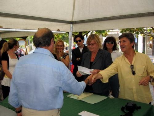 La premiazione del pittore Fasoli da parte dell'assessore G. Mazzoli