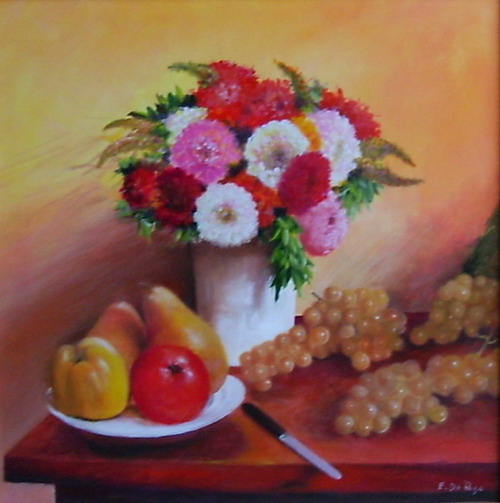 Vaso con fiori ed uva